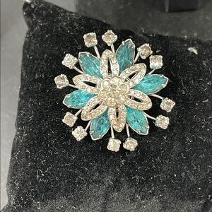 2.4-26-27 Vintage Kramer Elegant Teal& Silvertone Clear Rhinestones Brooch 1.25”
